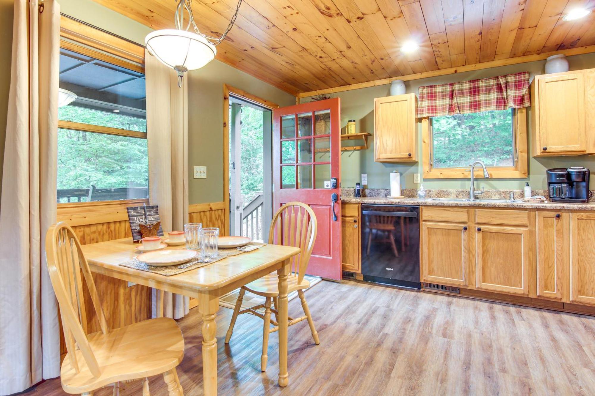 Charming Fox Den Cabin In Whittier With Hot Tub! Eksteriør billede